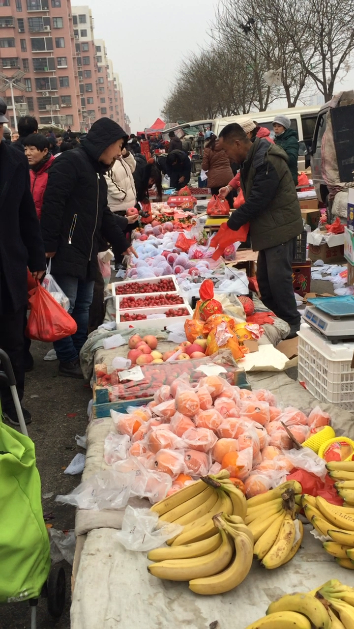 腊月二十八的农村集市人声鼎沸,物品丰富,猪年旺旺!