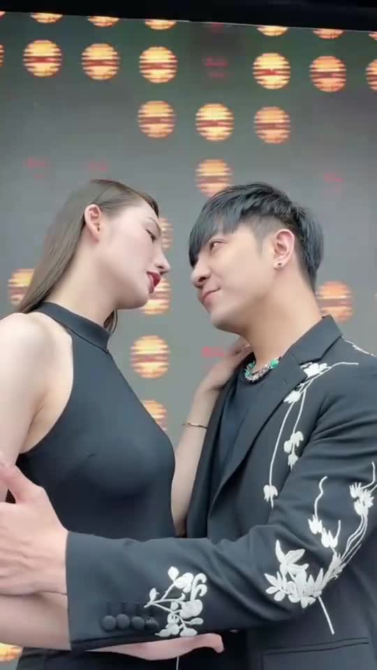 言真身高176,穿上高跟鞋185.所以推算出我的身高是188,不接受反驳