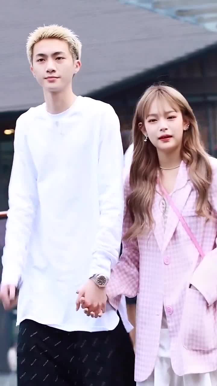 街拍情侣拥抱每个独特的你礼貌而不失调皮的一对wuli周周小可爱