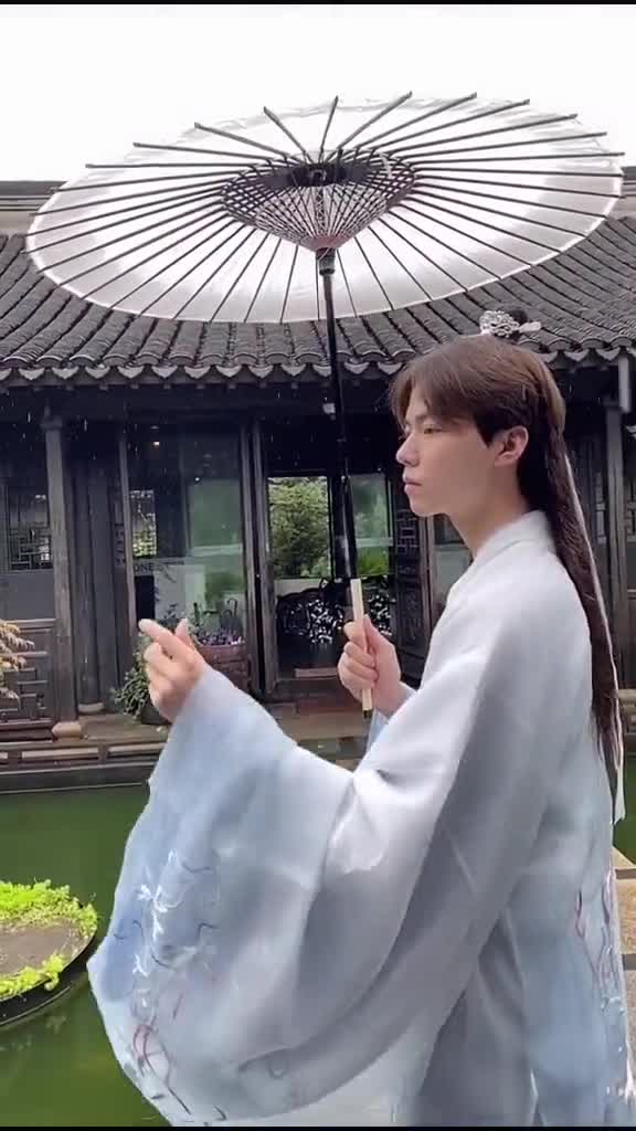在江南烟雨中的汉服公子,撑伞的瞬间太潇洒了,这是何等的气质啊