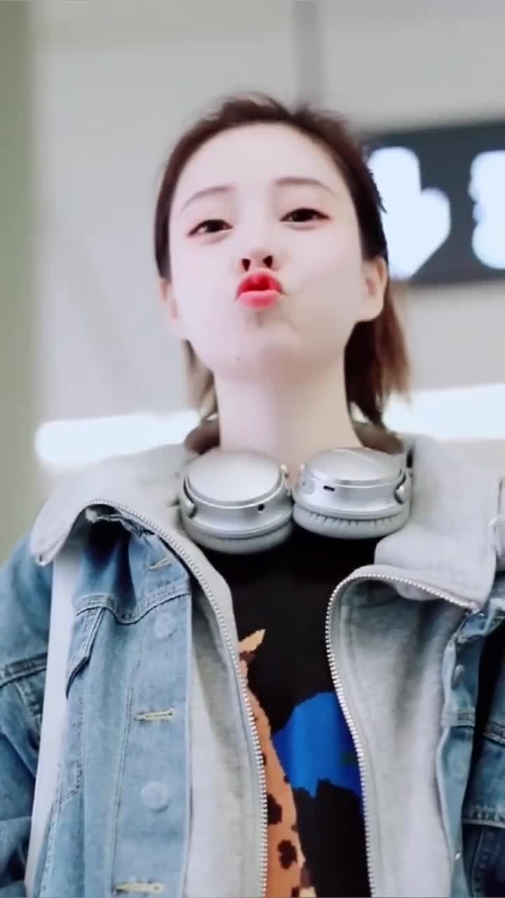 你们要的冯提莫来了,噘嘴的表情太完美,有种恋爱的感觉