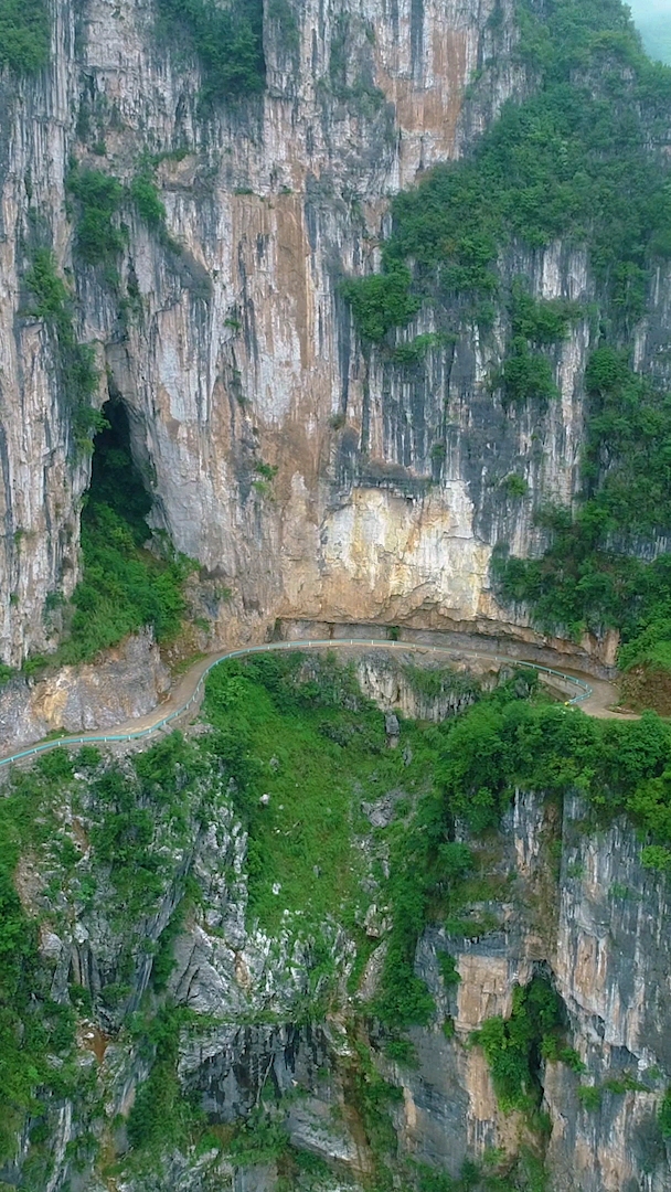 贵州大山一条挂壁公路,看着都险,旁边居然有个山洞