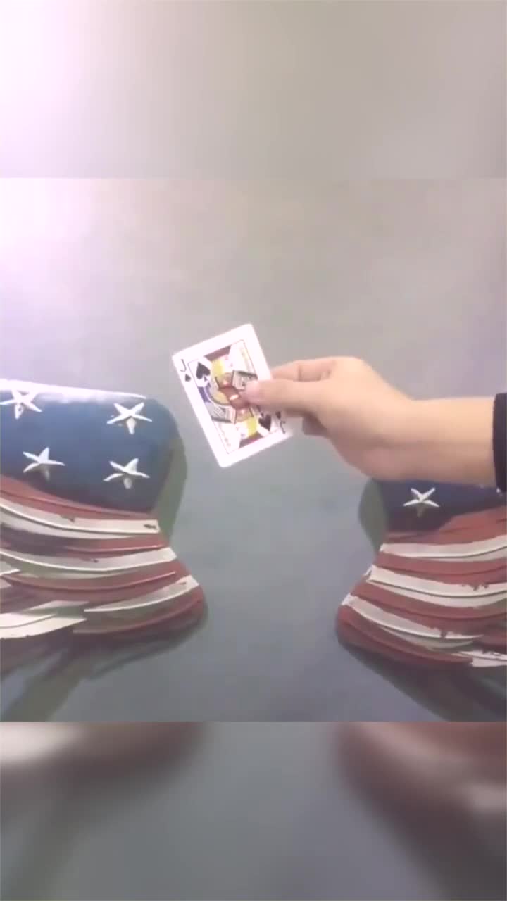 魔术教学:空手变牌魔术教学,需要多加练习才能达到这个效果