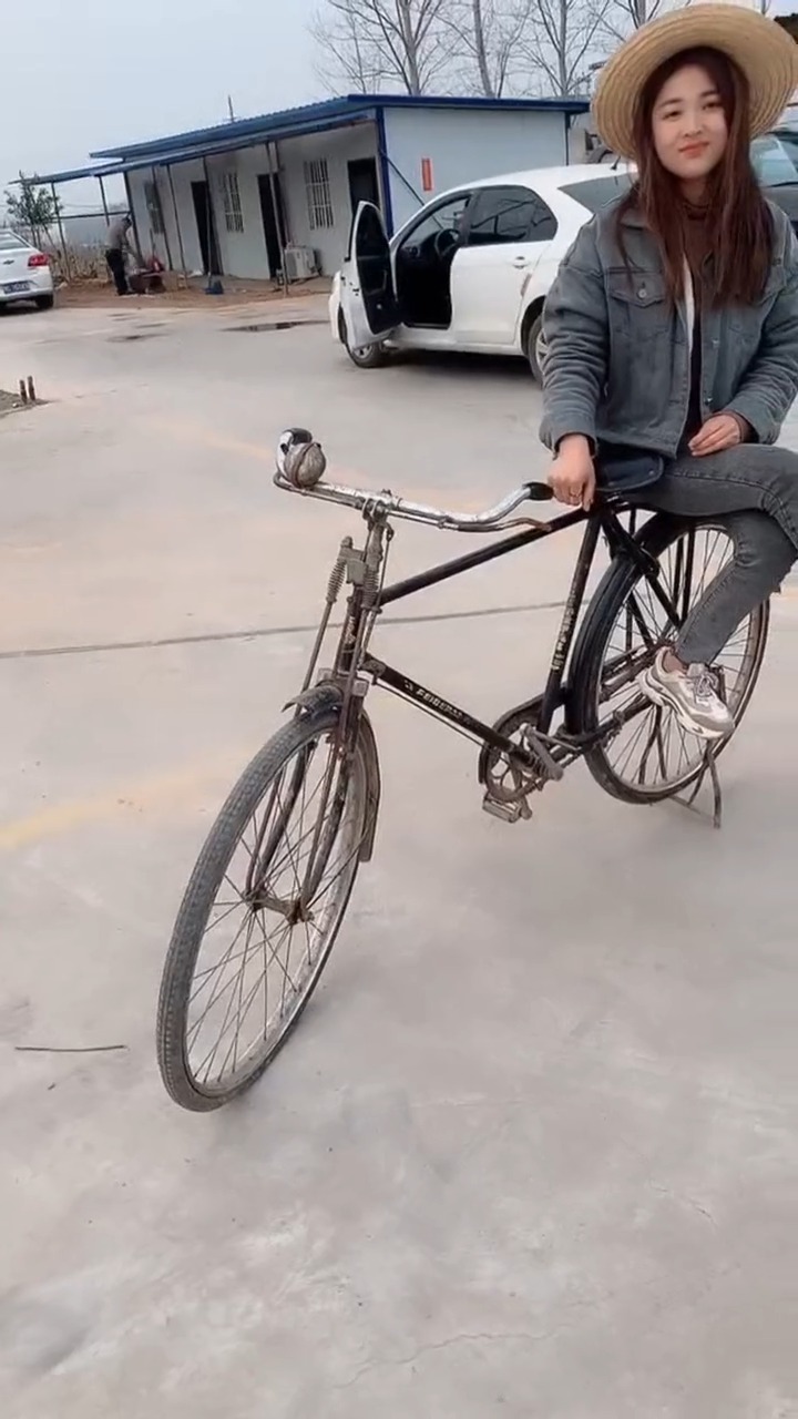 明星娱乐#出售二八大杠,特意请村花当车模,一天给多少钱合适呢?