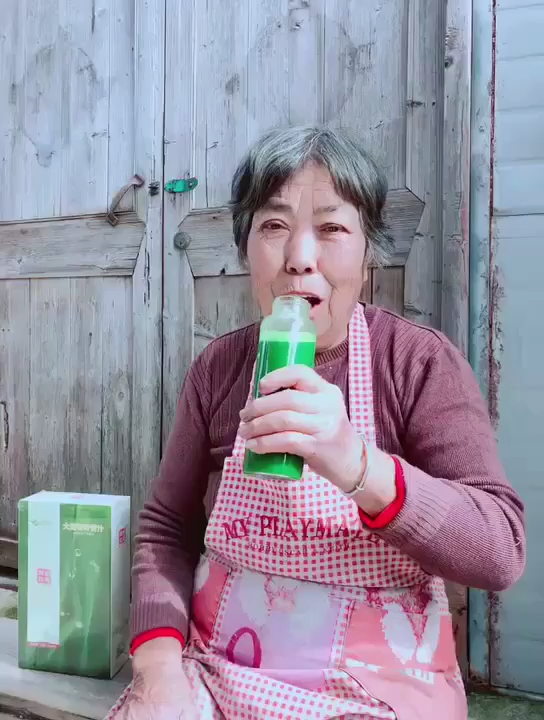 中国蚂蚁农场大麦青汁 看大妈喝的多欢快
