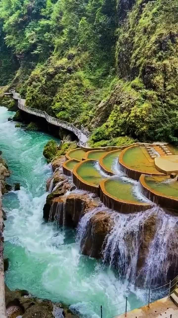 独行于山水间,只为收集人世间的逍遥,红尘太过纷绕!
