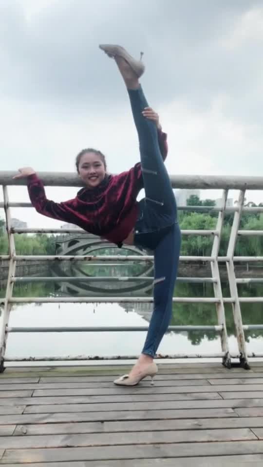 公园晨练遇到的小姐姐,这一字马也太标准了!