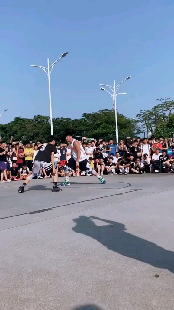 头盔哥街球街舞篮球秀,这波操作真的帅,可惜后面穿裆被防守人踢掉了