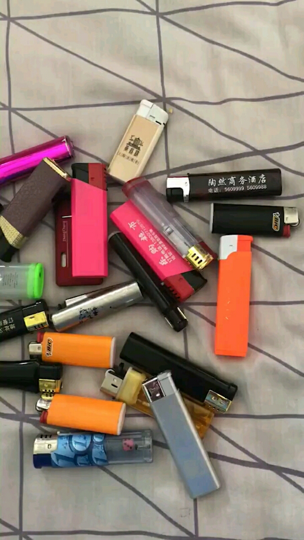不管你的朋友多牛逼,他都会顺走你的打火机.哈哈哈,我就是