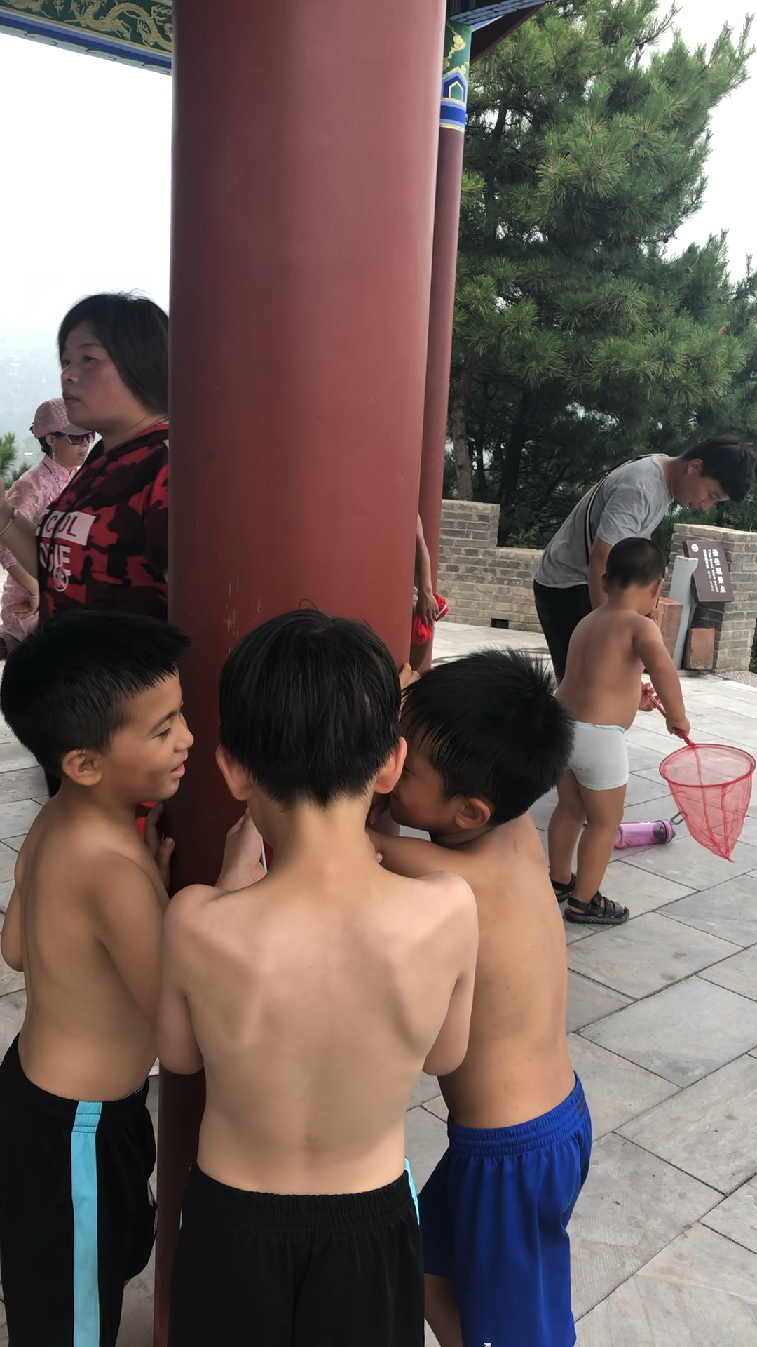 赤膊小男孩 出门图片