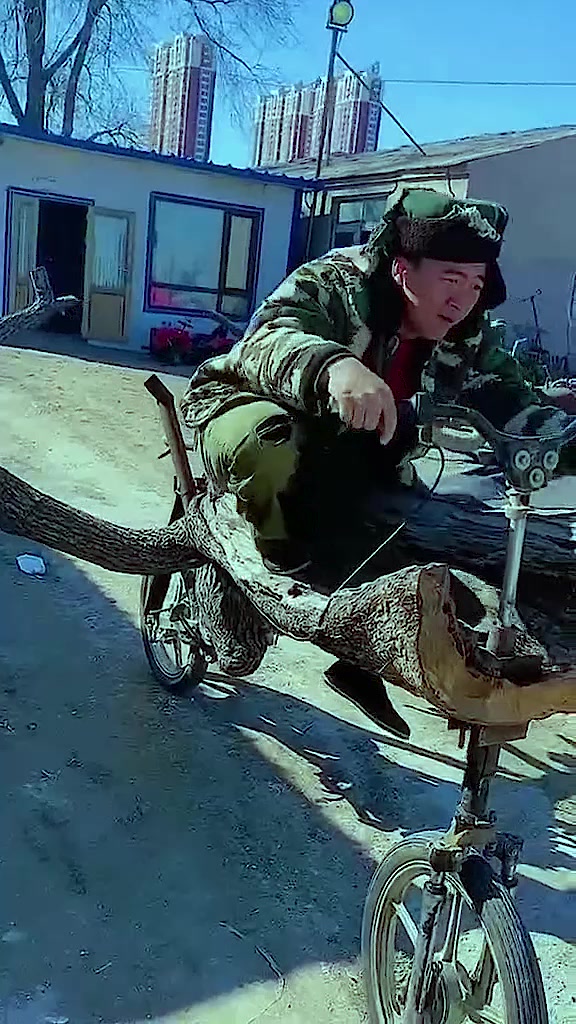 大哥自制的木头车,零件还挺齐全,这也太拉风了