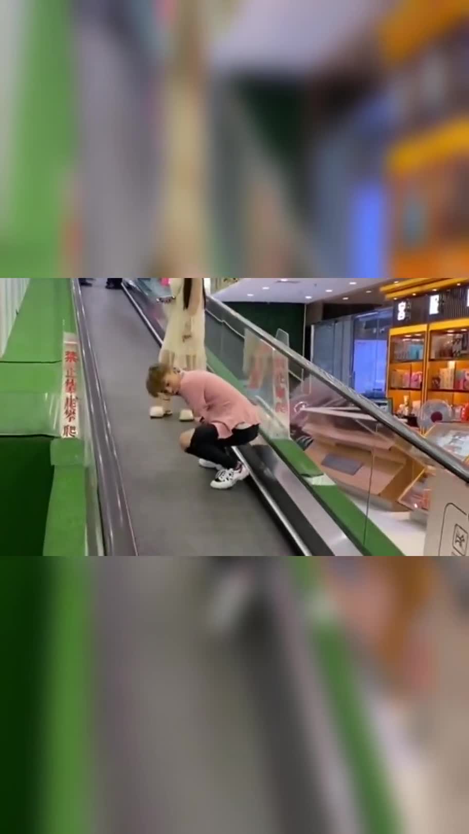 小伙子在电梯上慌忙系鞋带,没想到水果却跑掉了,原谅我没忍住!