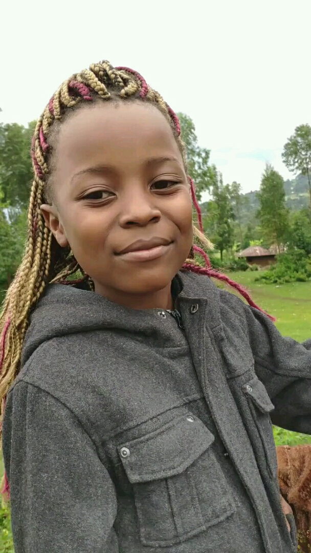 这个非洲小姑娘特别漂亮.