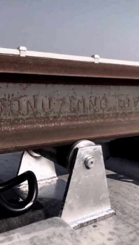 无缝钢轨没有缝,热胀冷缩到底怎么解决,地铁高铁一样吗