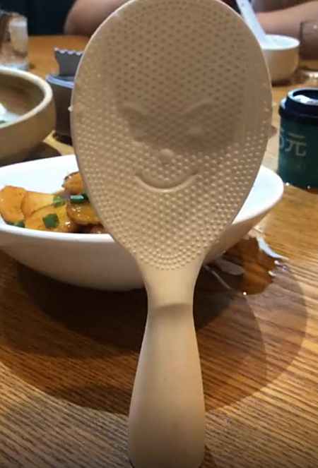 能让人"下饭"的勺子,拿起来一看,请原谅我不厚道地笑了