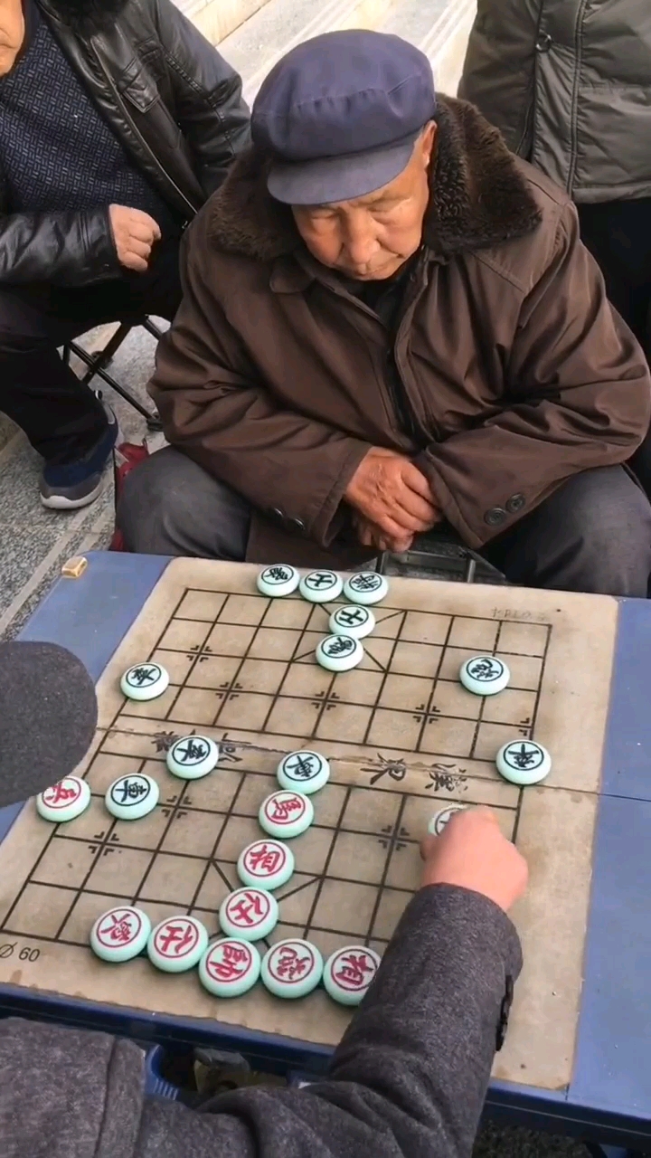广场大爷下棋,全是高手了.