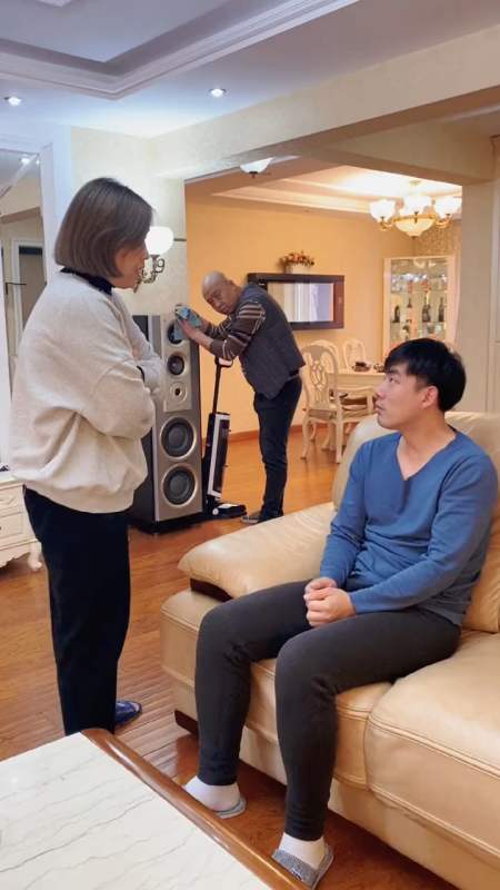 没想到冬天的第一个抱抱竟然是老爸为了保护他最稀罕的姑爷-全民小