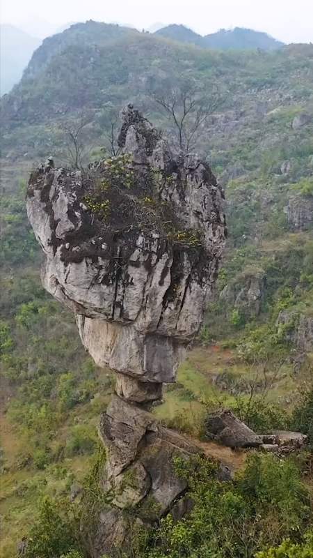 云南深山一奇石,上粗下细屹立千万年不到,大自然的鬼斧神工!