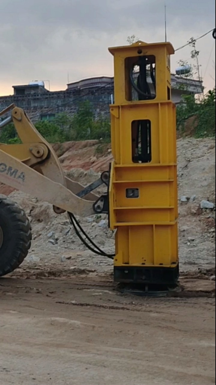 装载机夯实机是不是装载机打夯机?如此简单装载机夯实机施工现场!