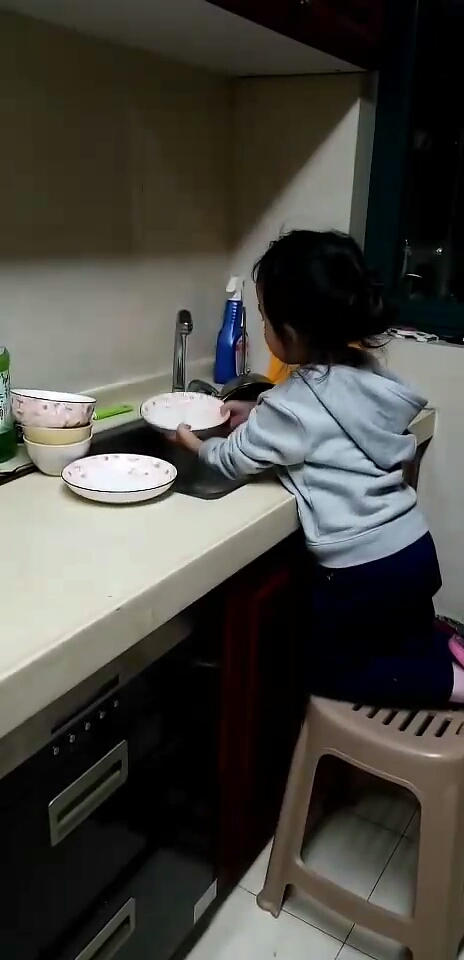 一个人洗碗