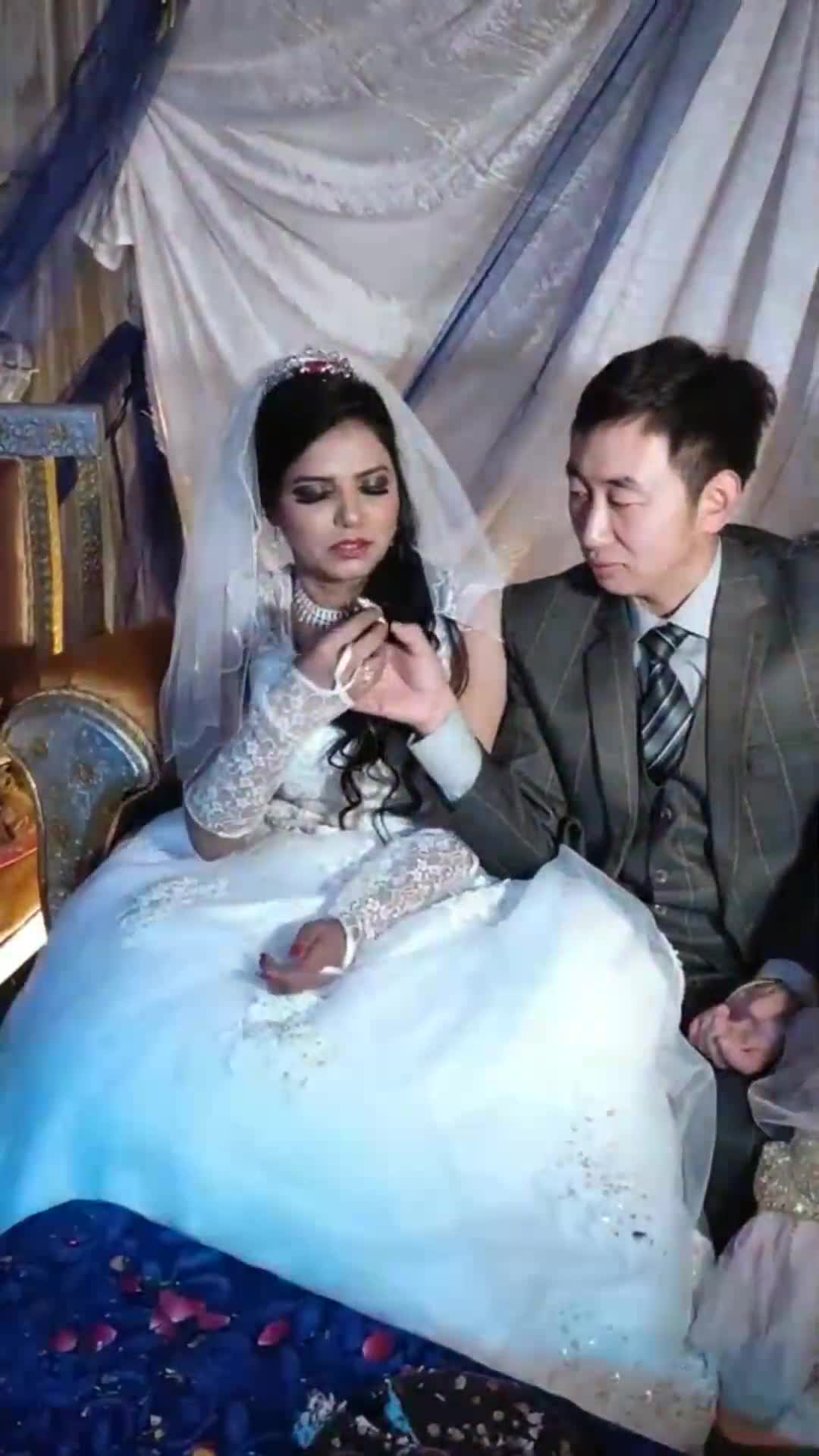 巴基斯坦新娘和中国小伙互相喂蛋糕吃,这场面有点虐人!
