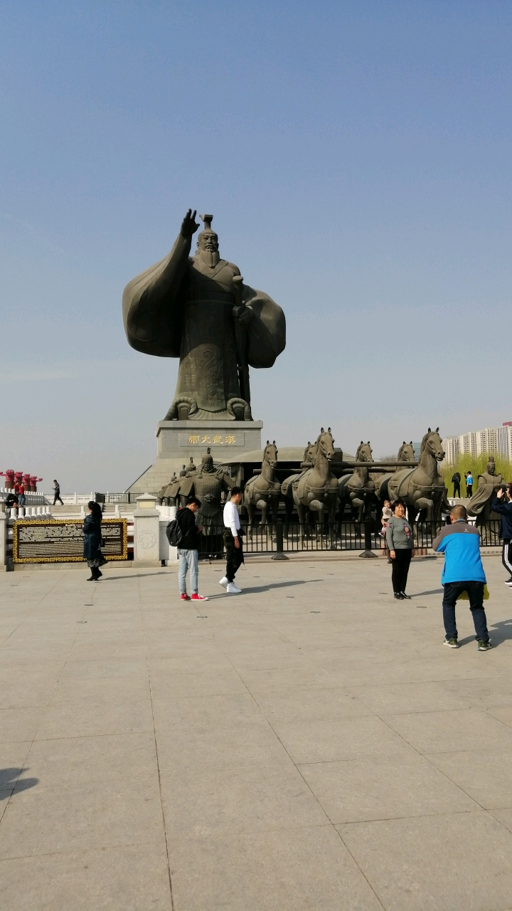 汉城湖公园雕像是谁图片