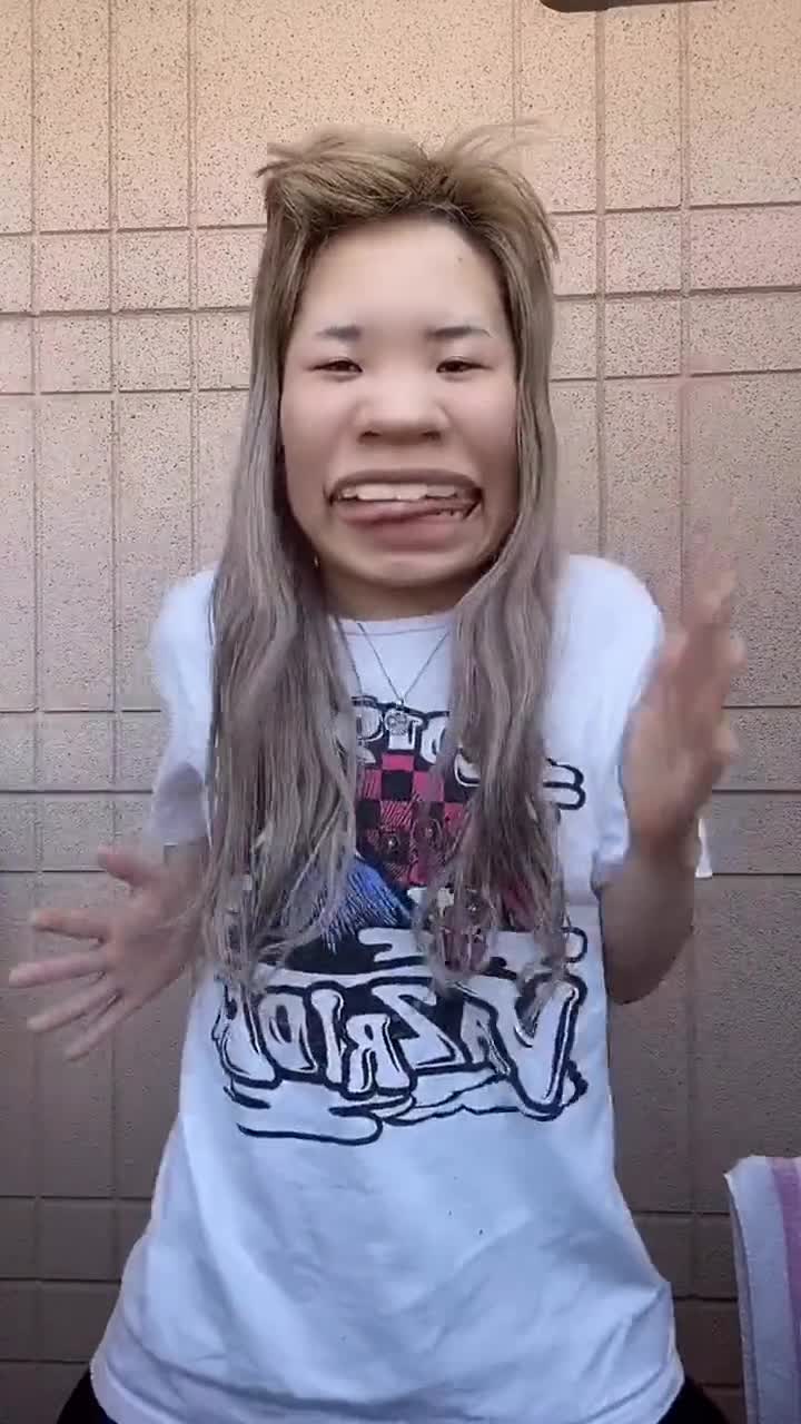 漂亮小姐姐故意扮丑,真人超好看!