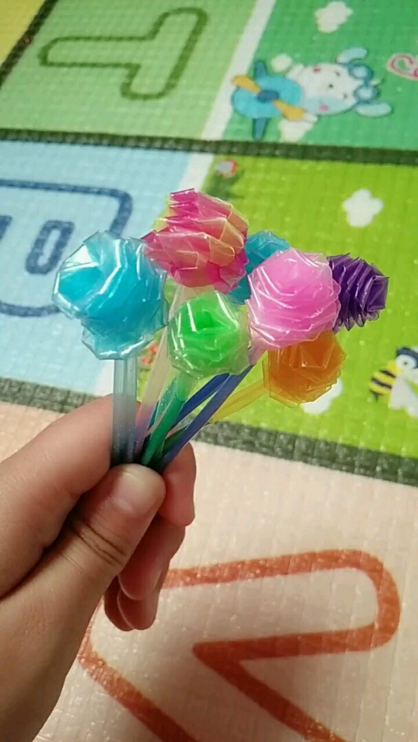 吸管玫瑰花,有人喜欢吗,好看不好看你们说的算,有想学的吗?