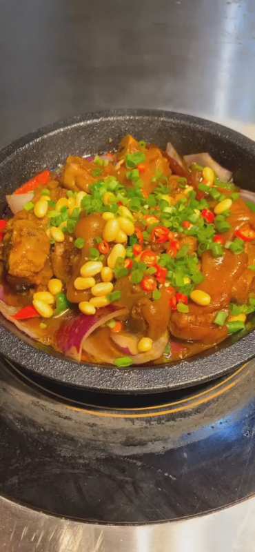 我们的员工每天都特别辛苦的为店里付出那么多今天老板给做了铁锅猪蹄