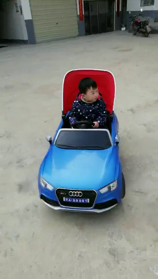 宝宝最爱开小汽车,哈哈
