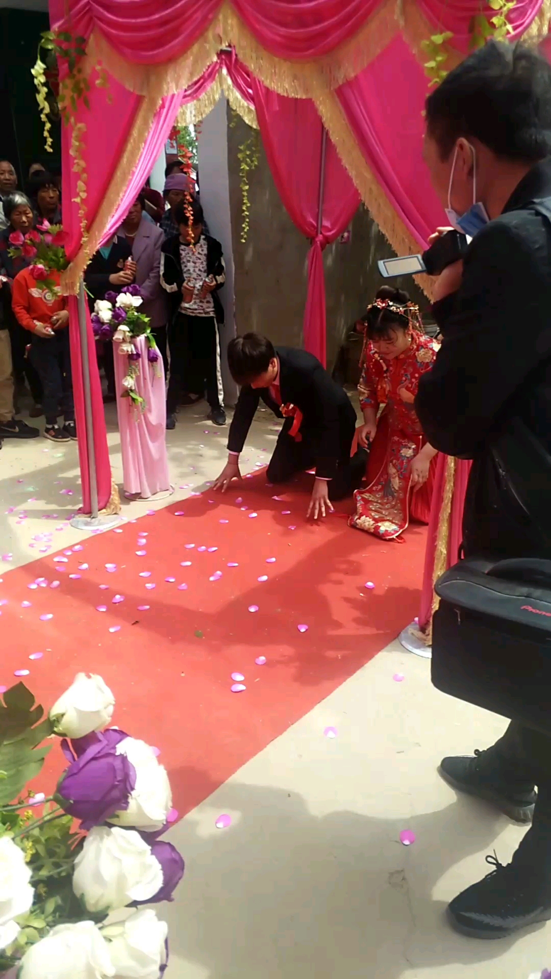 给自己的父母磕头,河南人结婚的礼仪不知道别的地方结婚磕头不,爸妈拿