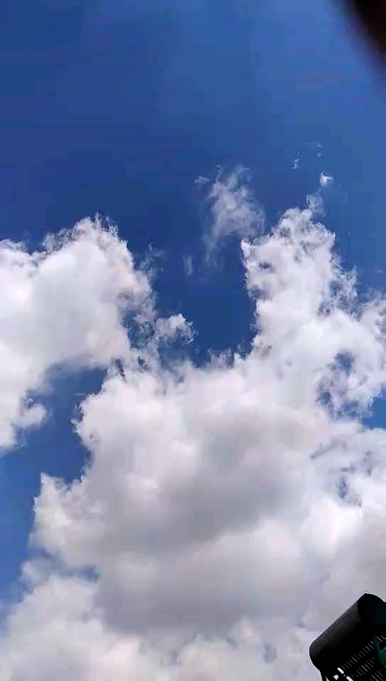 蓝蓝的天空白白的云,遥远的你在