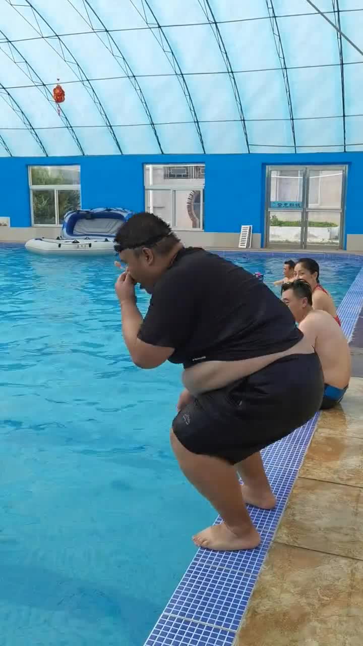 胖子去泳池的尴尬,旁边人都吓跑了,这简直就是个深水炸弹啊!
