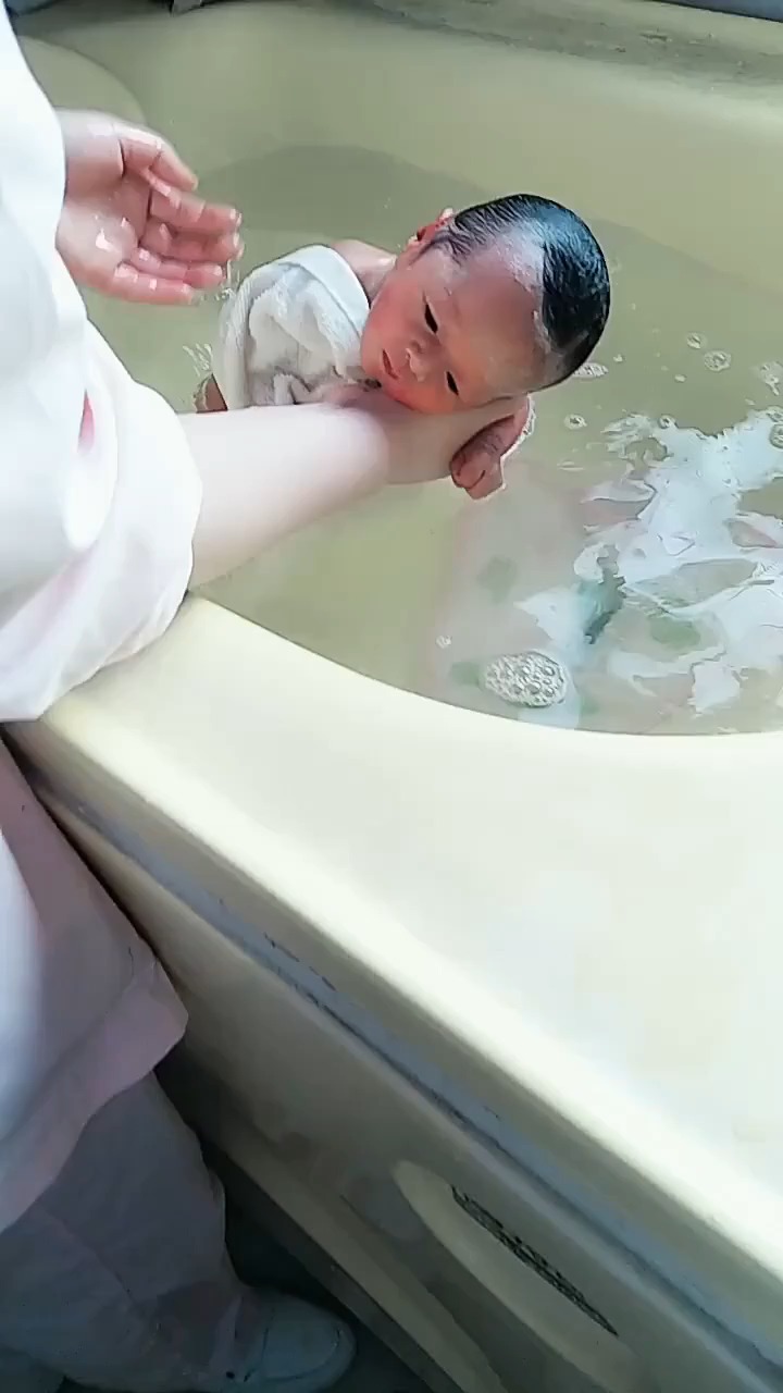 搞笑段子剧刚出生3斤重的小宝宝了太可爱了