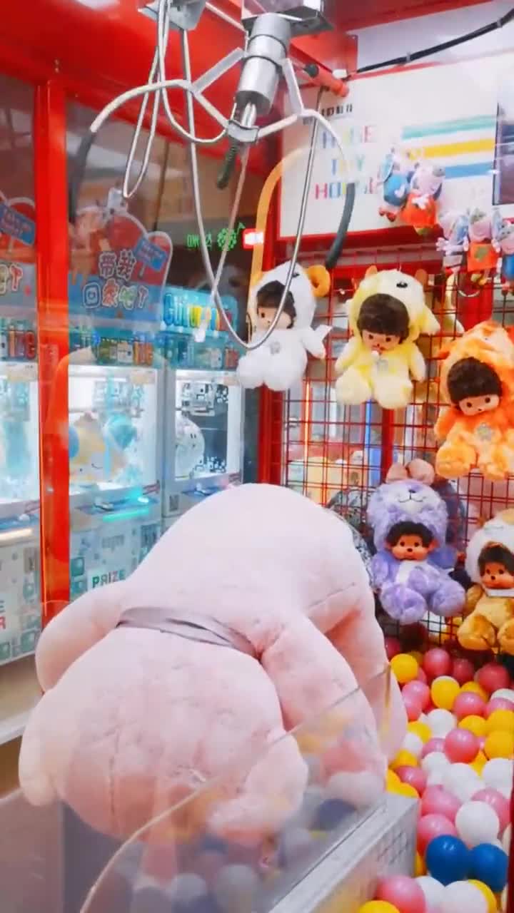 小伙商场夹到大货,这么大的娃娃这下赚大了