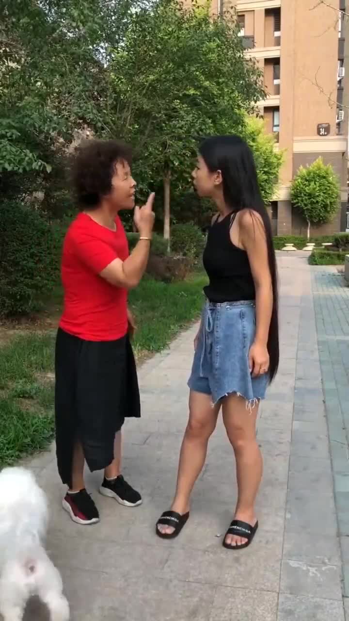 母女俩吵架,妈妈说了一句话,把卖老鼠药的吓得转头就走!