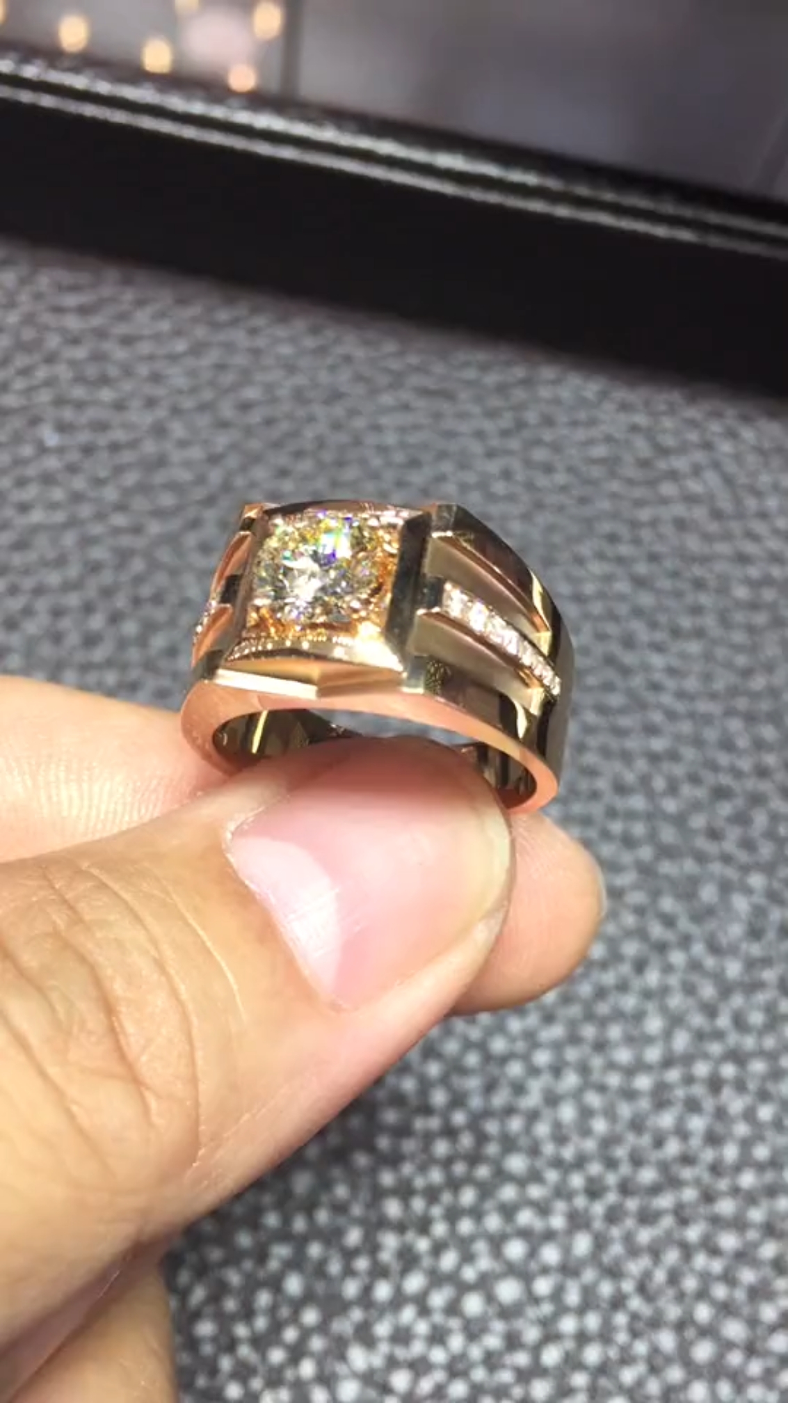 玫瑰金镶嵌莫桑钻,新款男戒