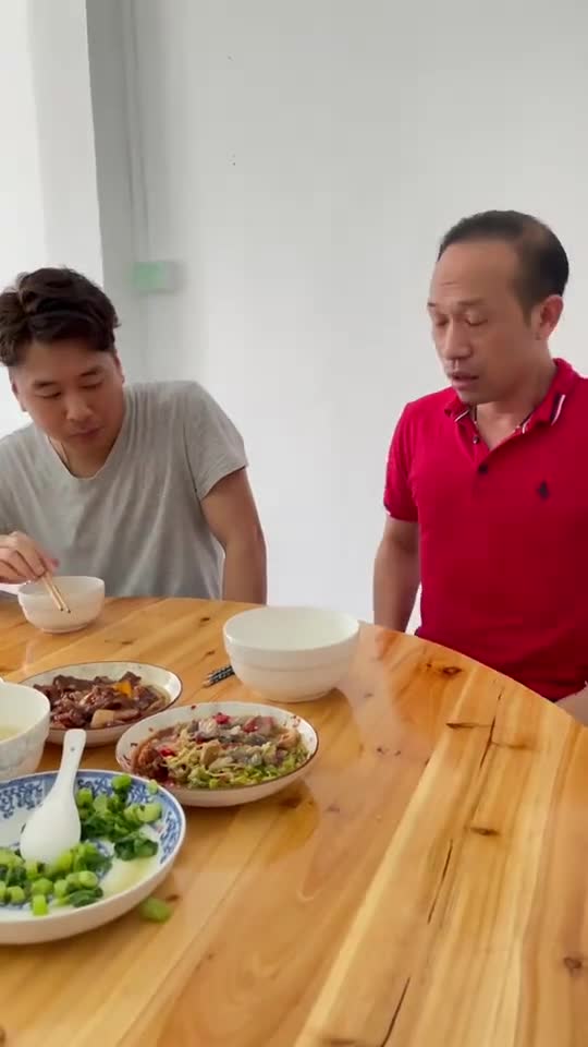 两个男人在外吃饭