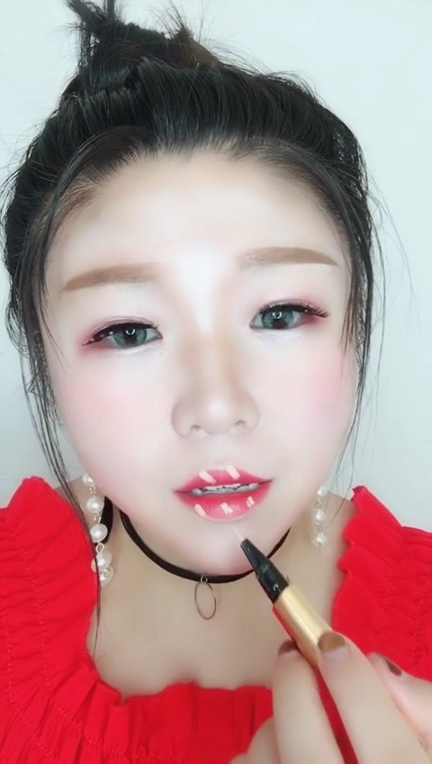 学生咬唇妆这样画