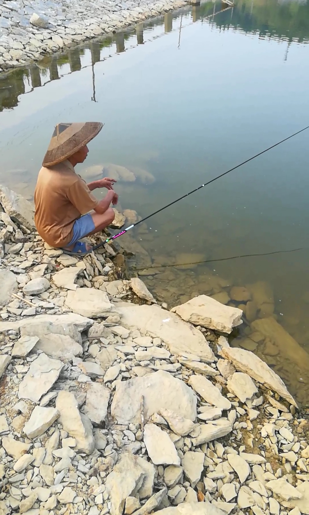 全民心动#太喜欢钓鱼,大爷手指头段了还没一个月,又跑来钓鱼!