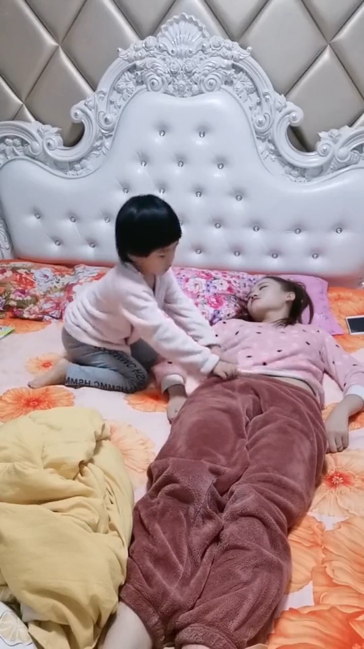 娱乐#果然闺女是贴心小棉袄,4岁女儿趁妈妈睡着帮她盖被子,结局太暖