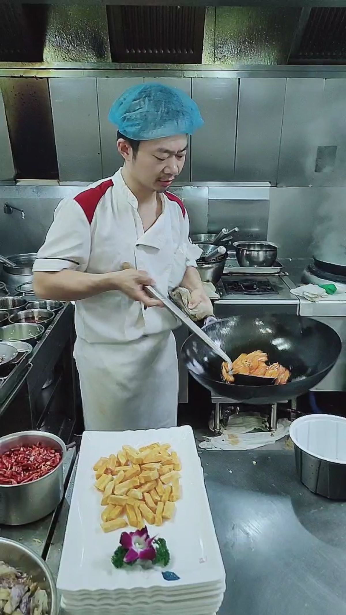 18岁小厨师靠自己努力,买了第一套楼房.