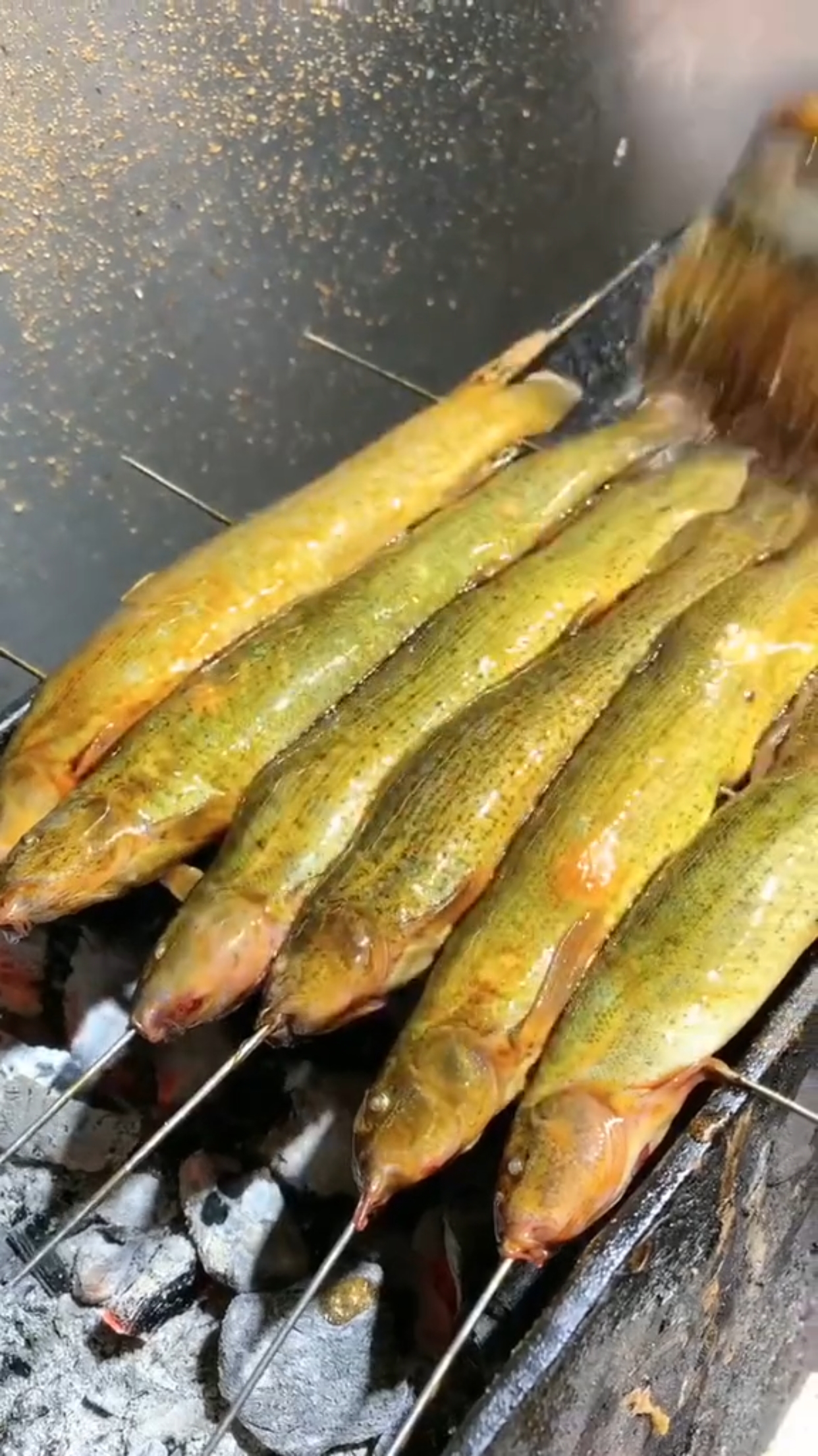 万物皆可烧烤#这样烤出来的泥鳅非常好吃.