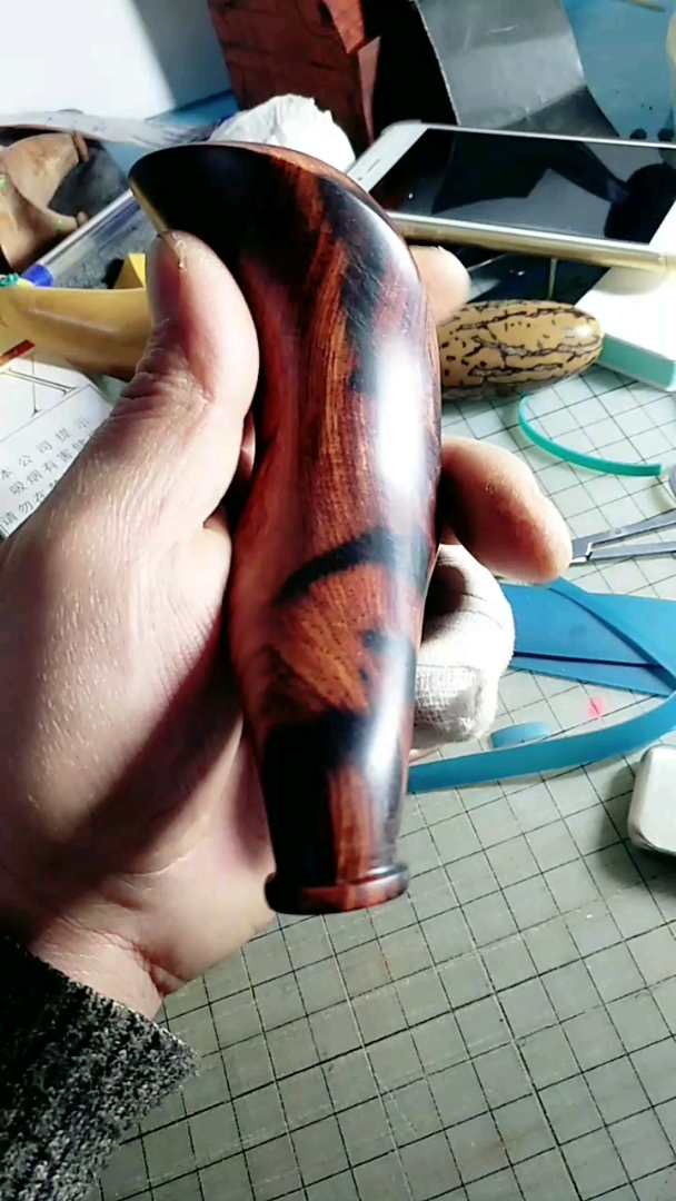 坚持纯手工制作精品木弓