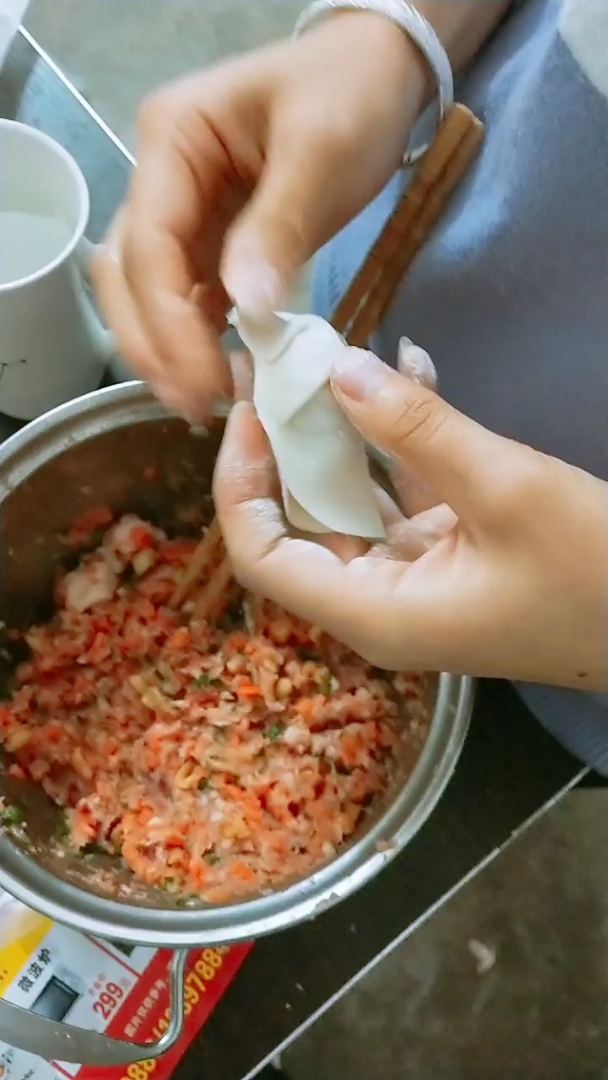 这美女包饺子666的.给个赞吧