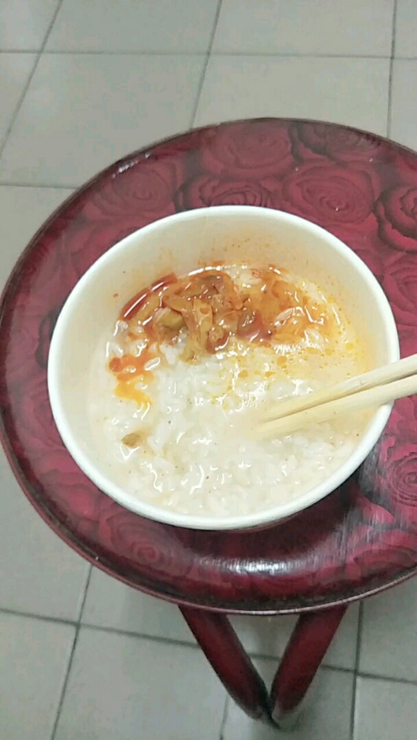 自己煮的两碗白粥加点咸菜这就是我的晚餐