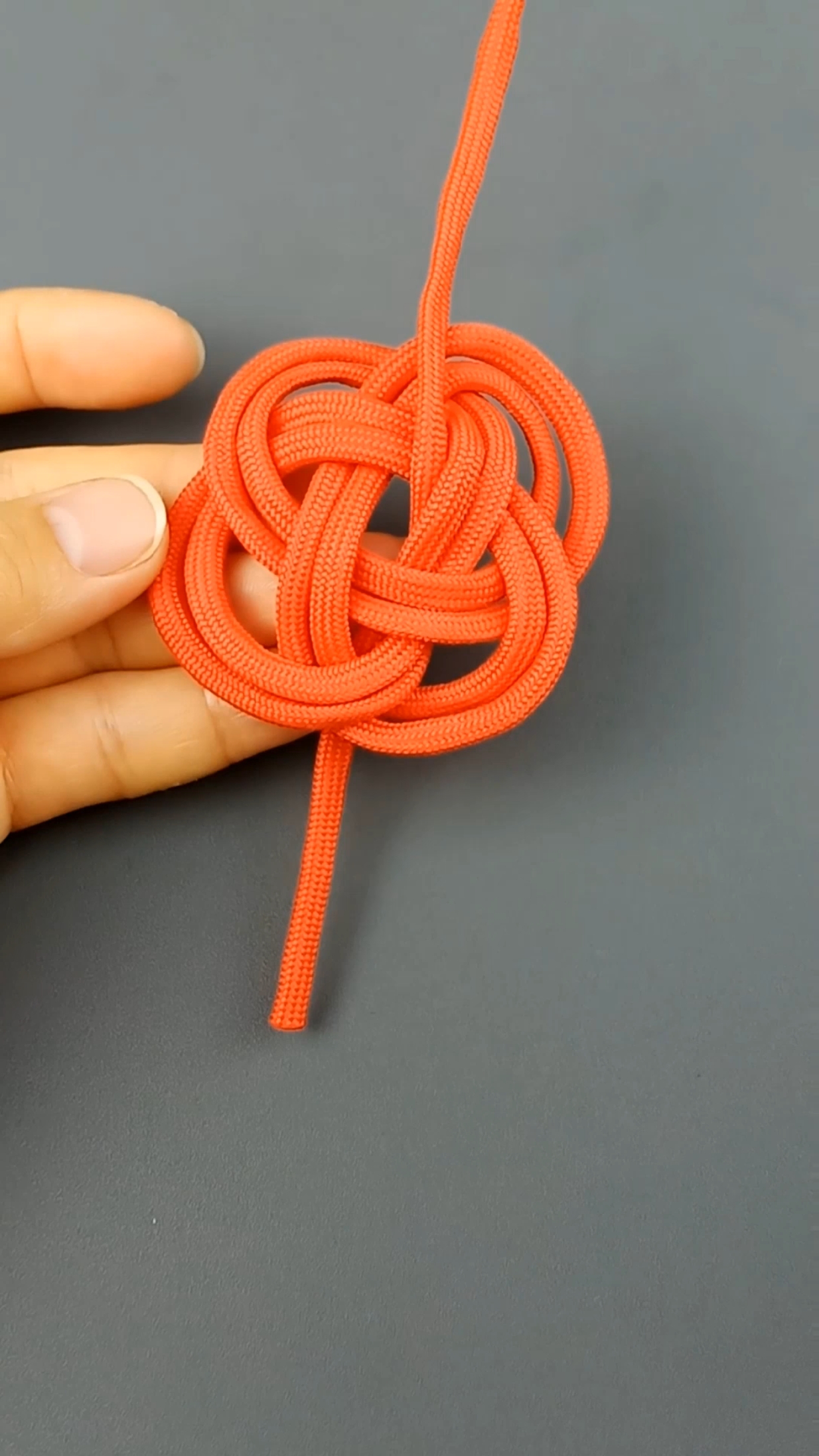 小樱桃水果编绳,第3步,单线纽扣结(释迦结)穿2遍,有点绕,请仔细看-度