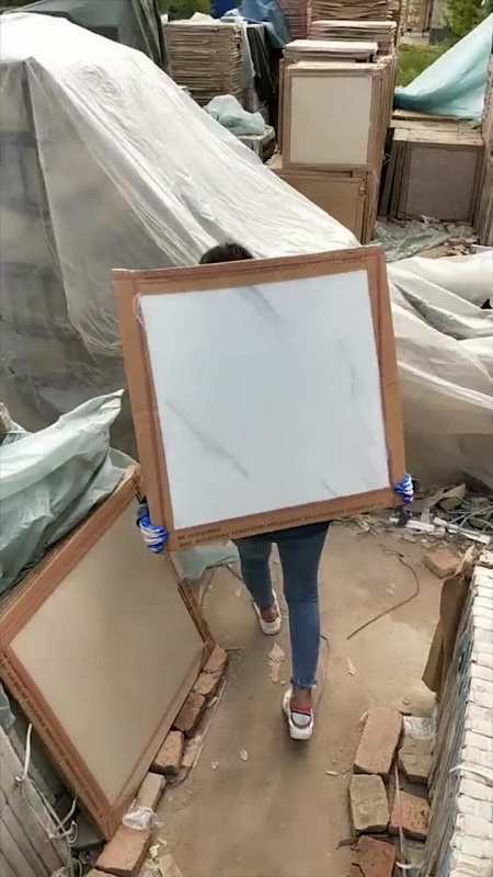 被生活逼成的女汉子,一包瓷砖上百斤轻松背起,堪称最美装卸工!