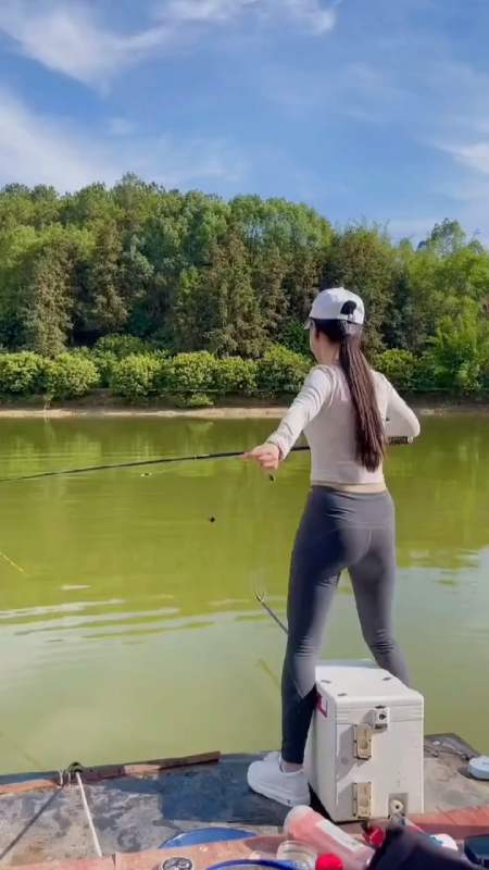 美女钓鱼人,搞不懂站在为什么这么多女生也喜欢钓鱼