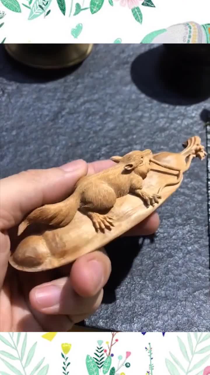 手上拿着一个木雕,看到翻过来后的这一幕,真是太好看了!